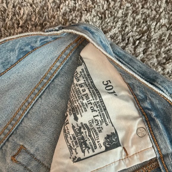 Light wash Levi mid length jeans. - Picture 2 of 3